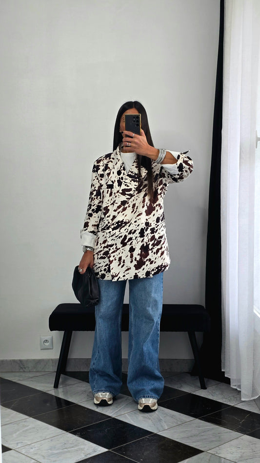 Blazer imprimé vache écru et chocolat – coupe droite structurée & fermeture croisée