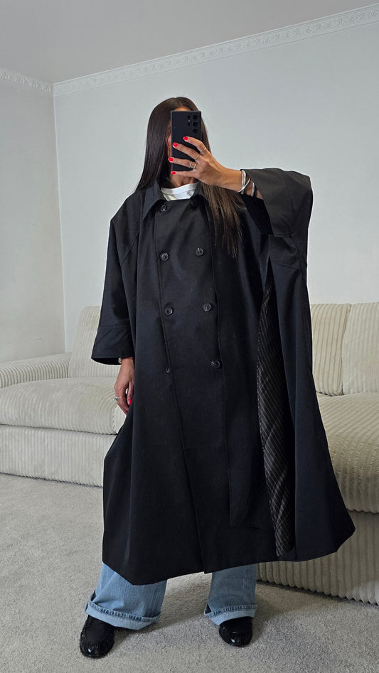Trench long oversize noir à écharpe amovible – Élégance contemporaine