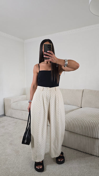 Pantalon écru à pois coupe balloon en coton – style chic & minimaliste