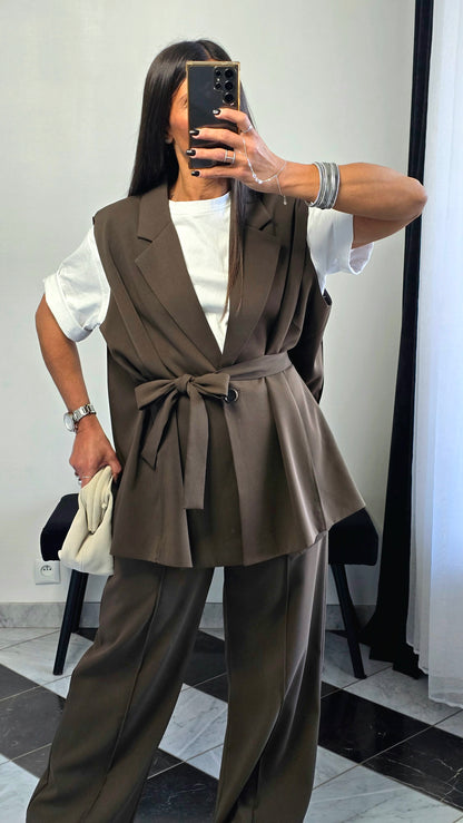 Veste sans manches marron – coupe tailoring & détail ceinture