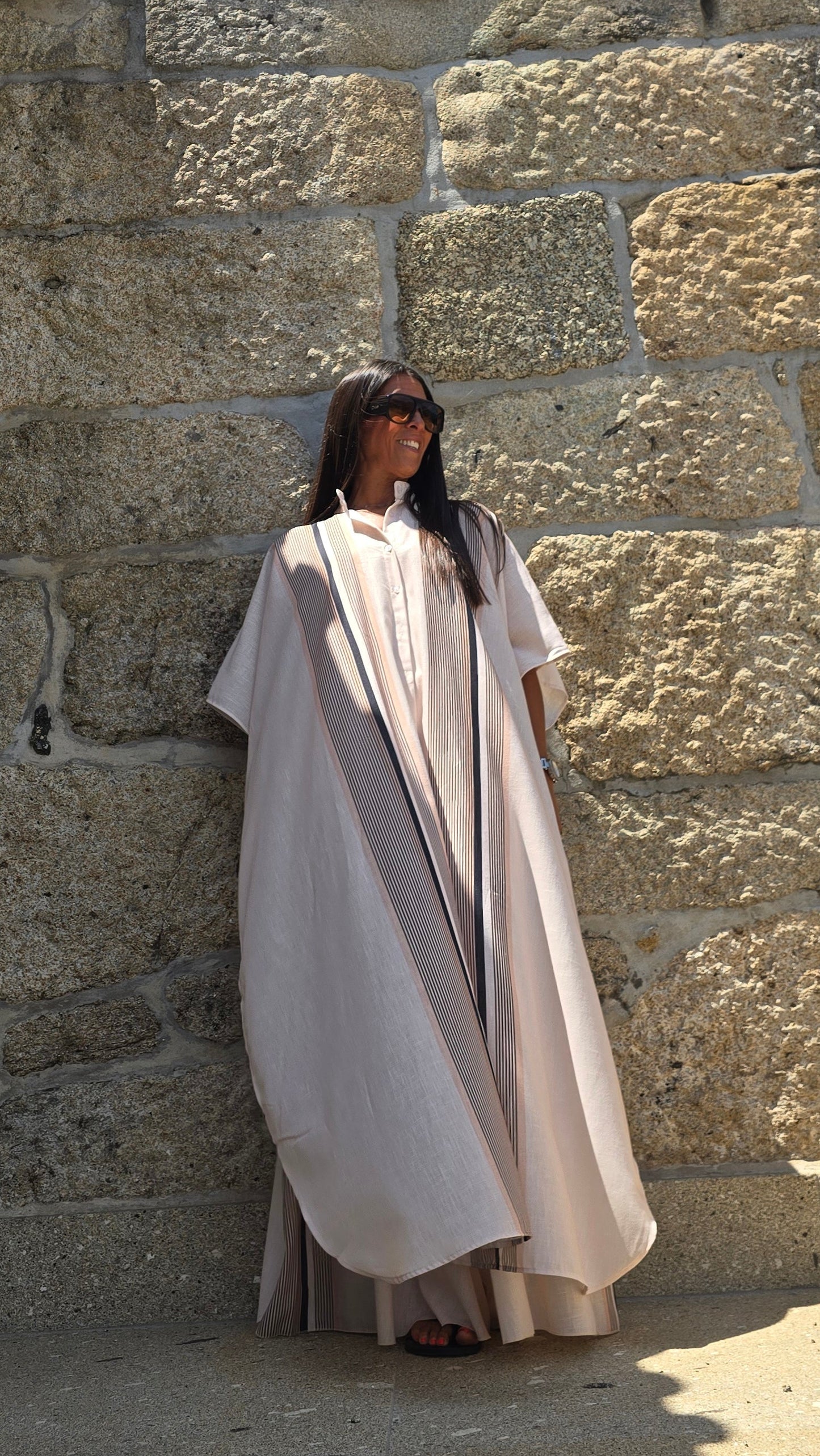 Ensemble fluide beige rosé à rayures – silhouette resort chic
