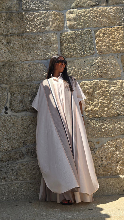 Ensemble fluide beige rosé à rayures – silhouette resort chic