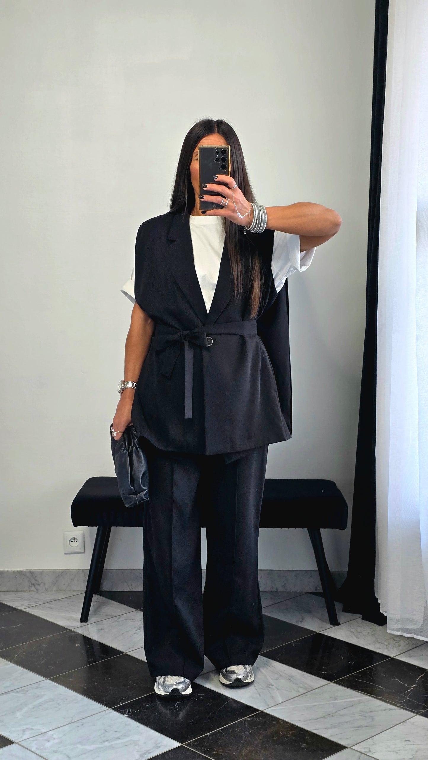 Veste sans manches ceinturée noire – effet cape & épaulettes subtiles