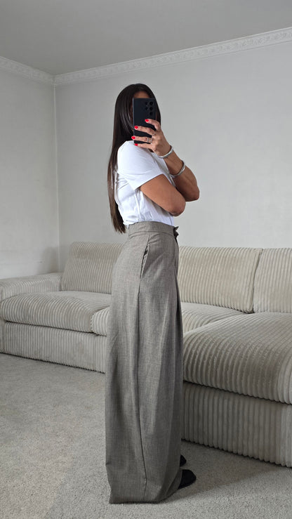 Pantalon tailleur large à plis taupe