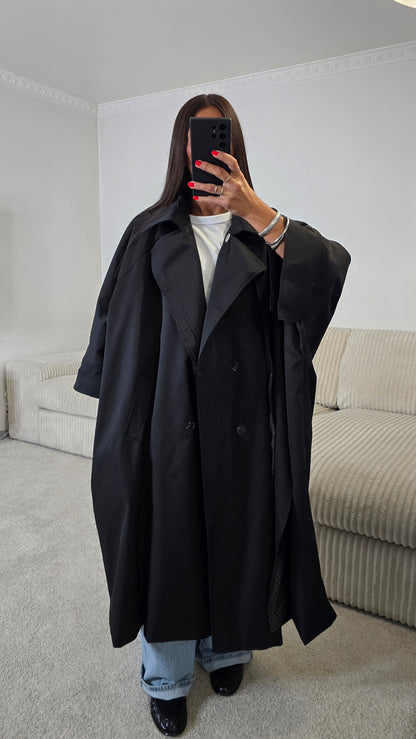 Trench long oversize noir à écharpe amovible – Élégance contemporaine