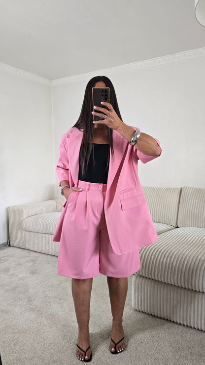 Bermuda tailleur rose taille haute – style chic & moderne