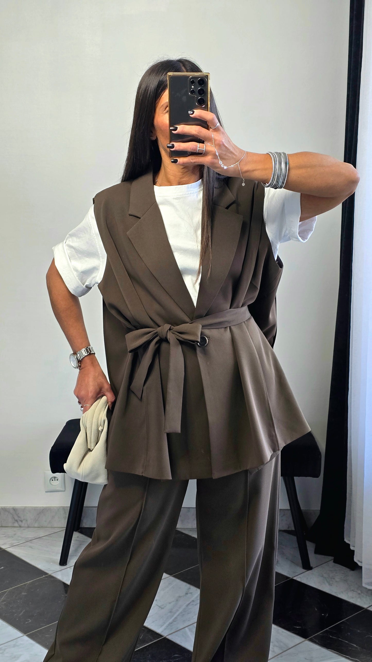 Pantalon tablier marron – coupe tailoring & détail couture