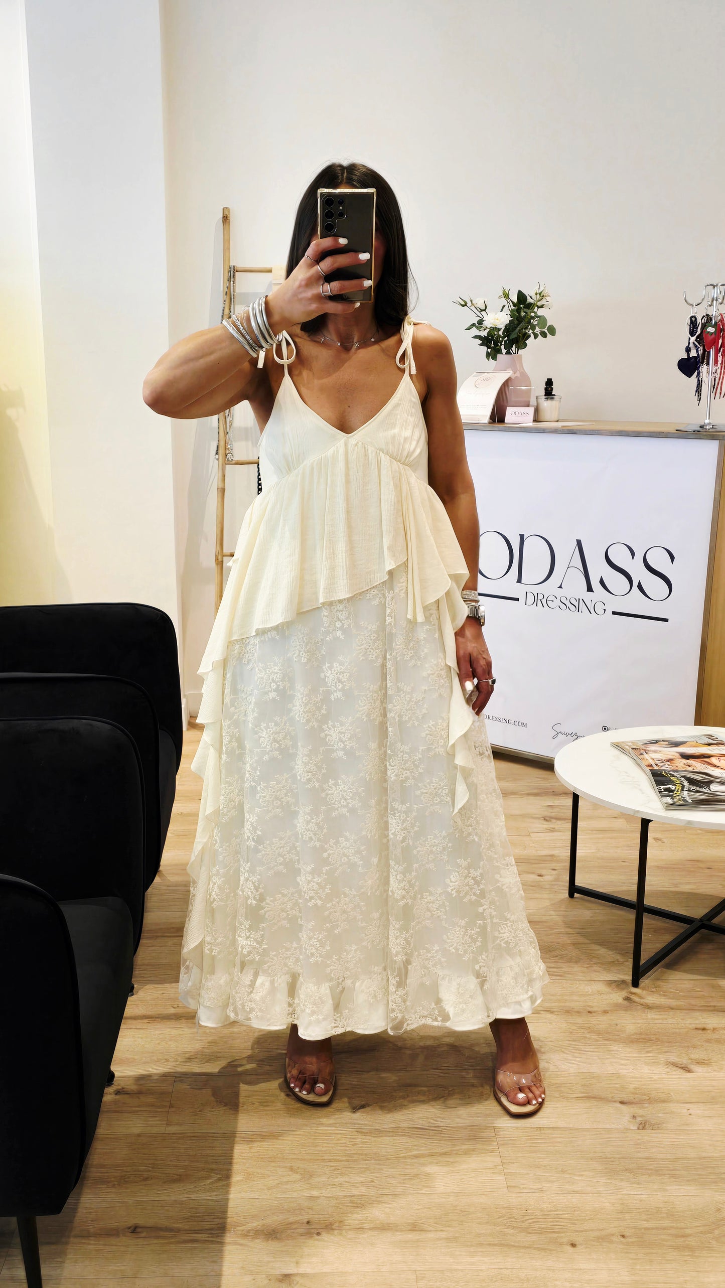 Robe bohème beige à volants et dentelle florale