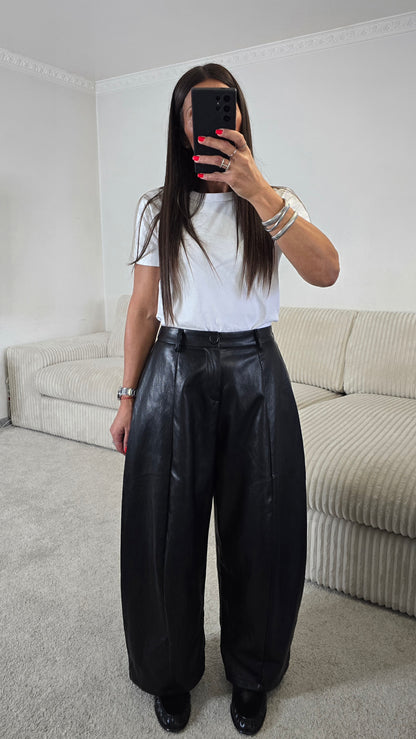 Pantalon ballon en simili cuir noir