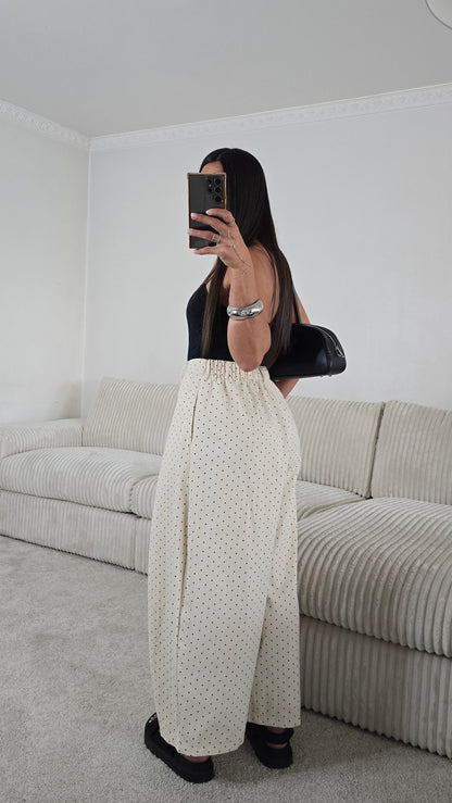 Pantalon écru à pois coupe balloon en coton – style chic & minimaliste