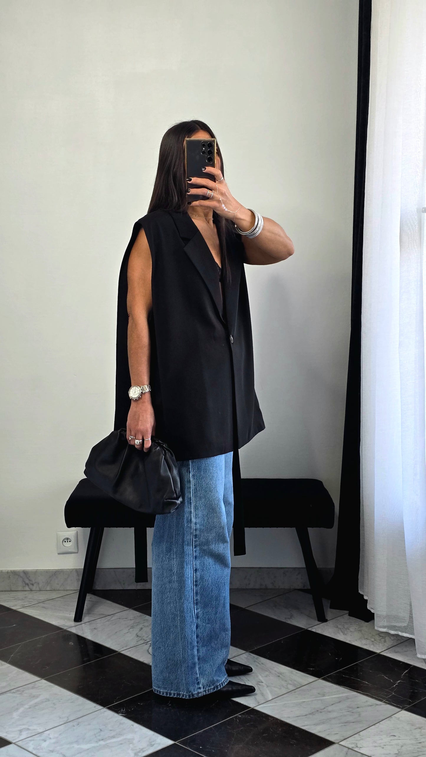 Veste sans manches ceinturée noire – effet cape & épaulettes subtiles