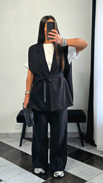 Pantalon tablier noir – coupe tailoring & détail couture