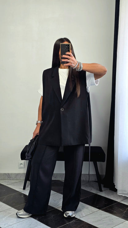 Veste sans manches ceinturée noire – effet cape & épaulettes subtiles