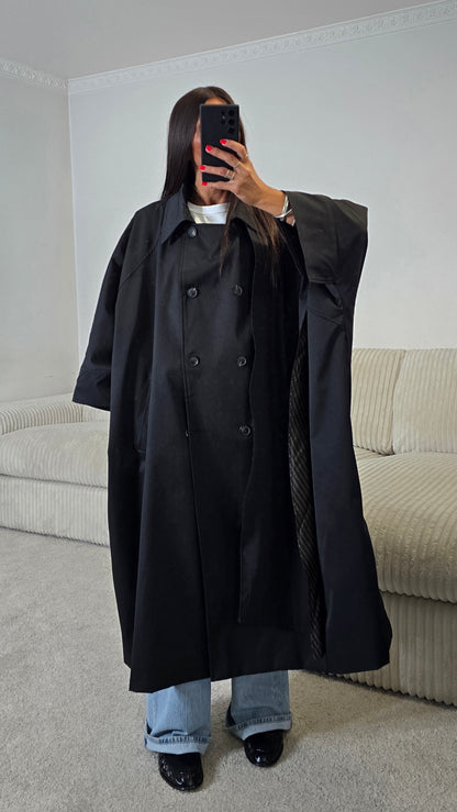 Trench long oversize noir à écharpe amovible – Élégance contemporaine