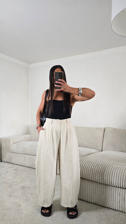 Pantalon écru à pois coupe balloon en coton – style chic & minimaliste