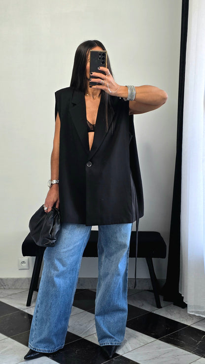 Veste sans manches ceinturée noire – effet cape & épaulettes subtiles