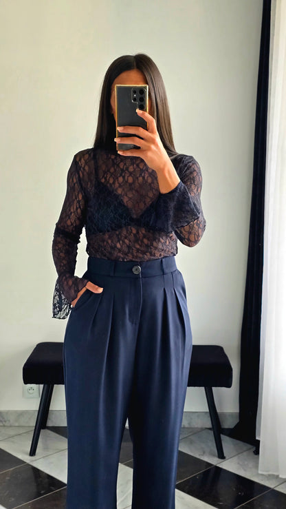 Haut en Dentelle à Col Cheminée – Bleu Marine Profond