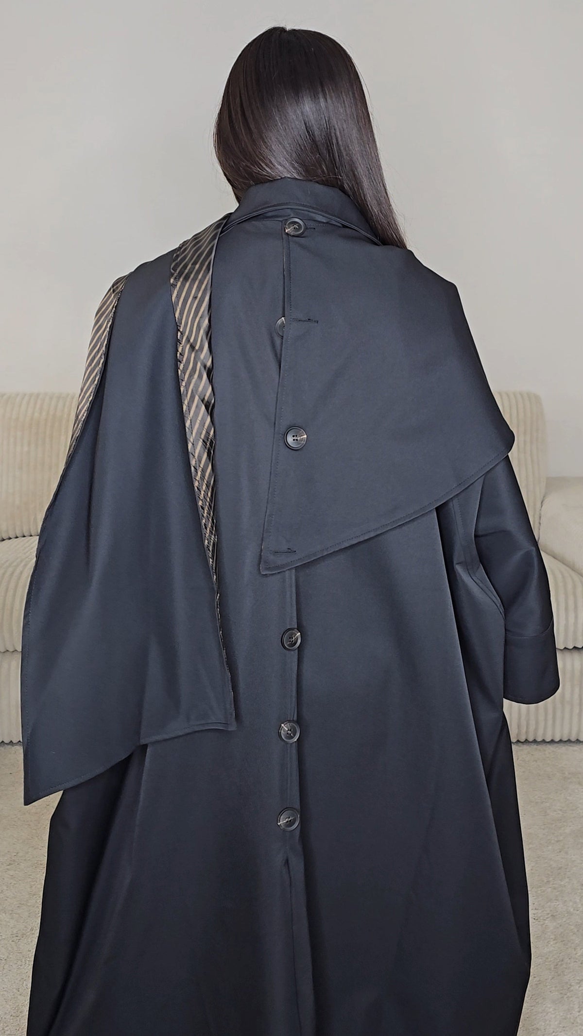 Trench long oversize noir à écharpe amovible – Élégance contemporaine
