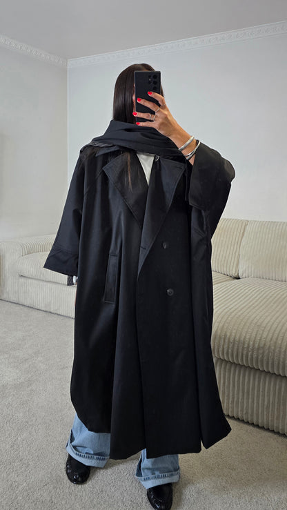 Trench long oversize noir à écharpe amovible – Élégance contemporaine