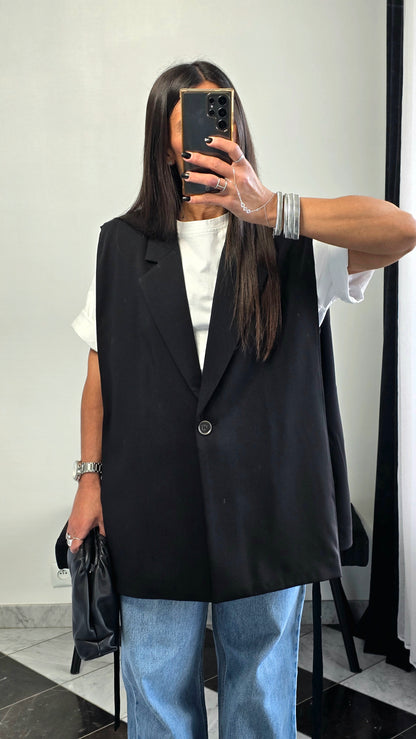 Veste sans manches ceinturée noire – effet cape & épaulettes subtiles