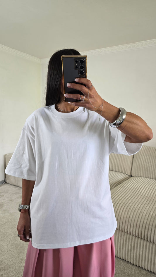 T-shirt blanc oversize à épaulettes en coton – style minimaliste chic