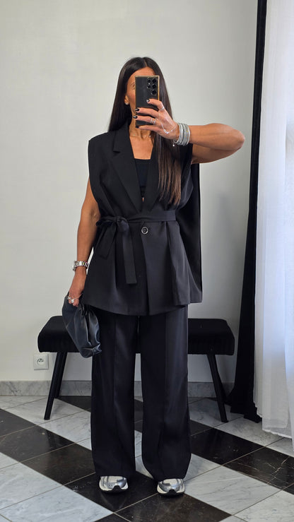 Pantalon tablier noir – coupe tailoring & détail couture