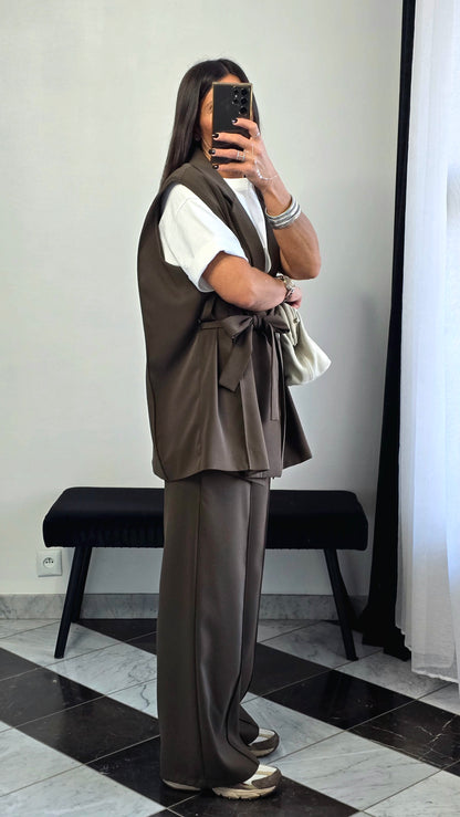 Pantalon tablier marron – coupe tailoring & détail couture