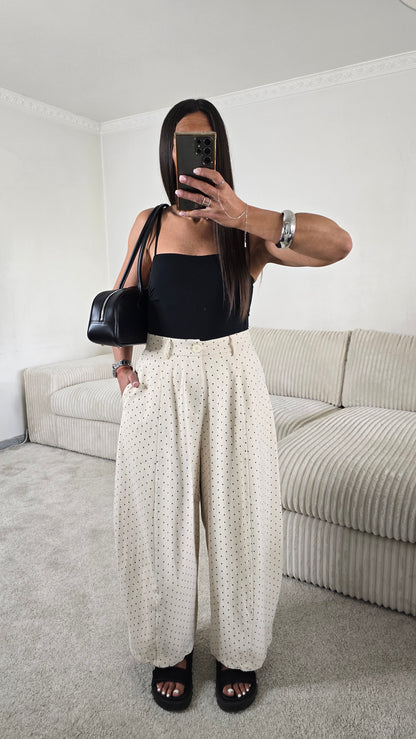 Pantalon écru à pois coupe balloon en coton – style chic & minimaliste