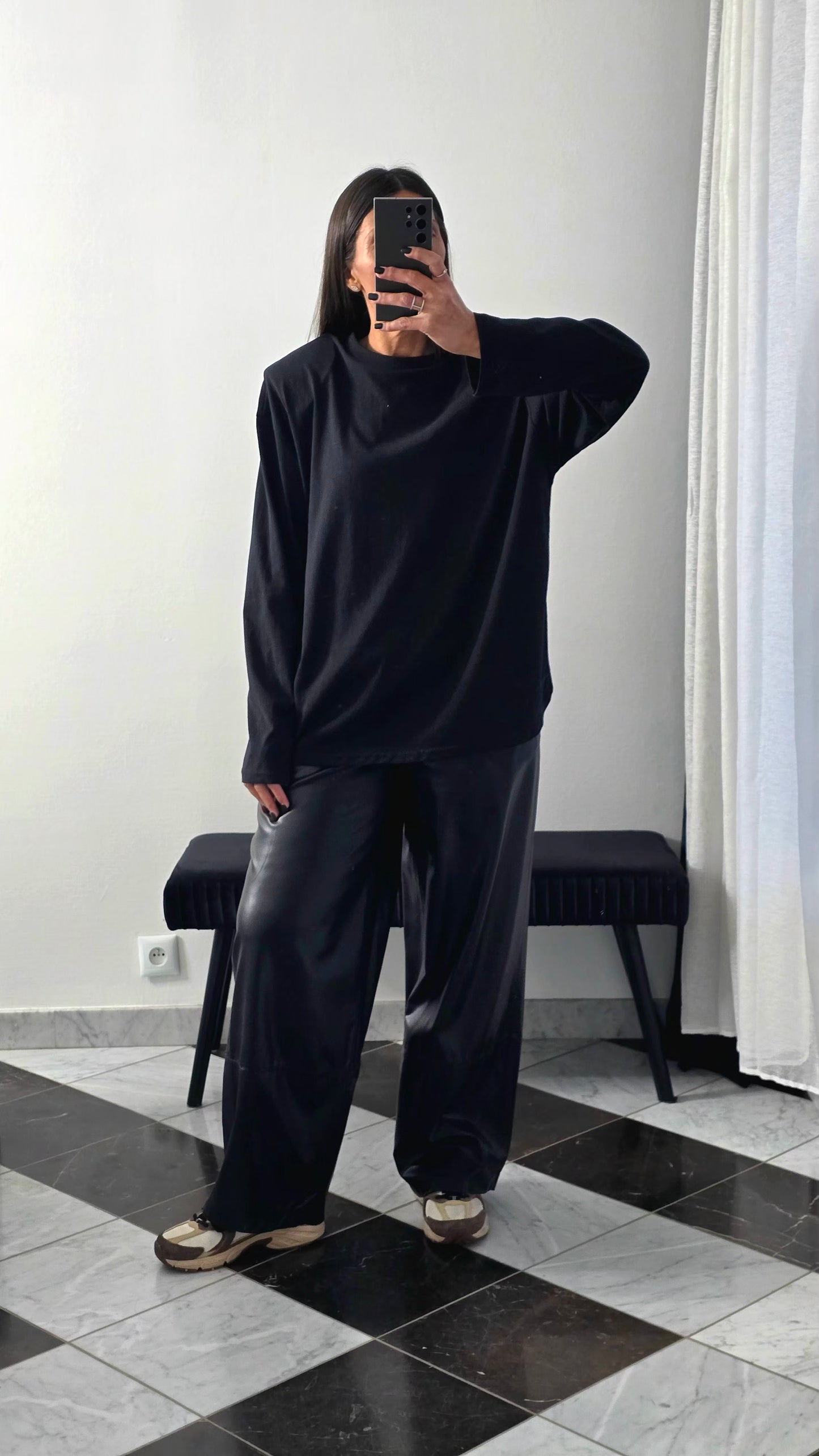 T-shirt structuré en coton noir à épaulettes