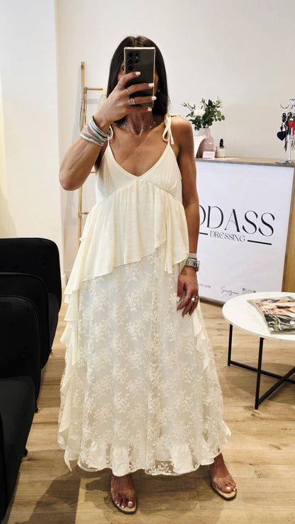 Robe bohème beige à volants et dentelle florale