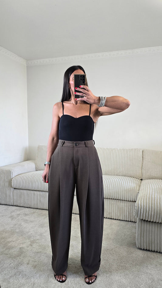 Pantalon wide leg marron taille haute – tailoring fluide structuré