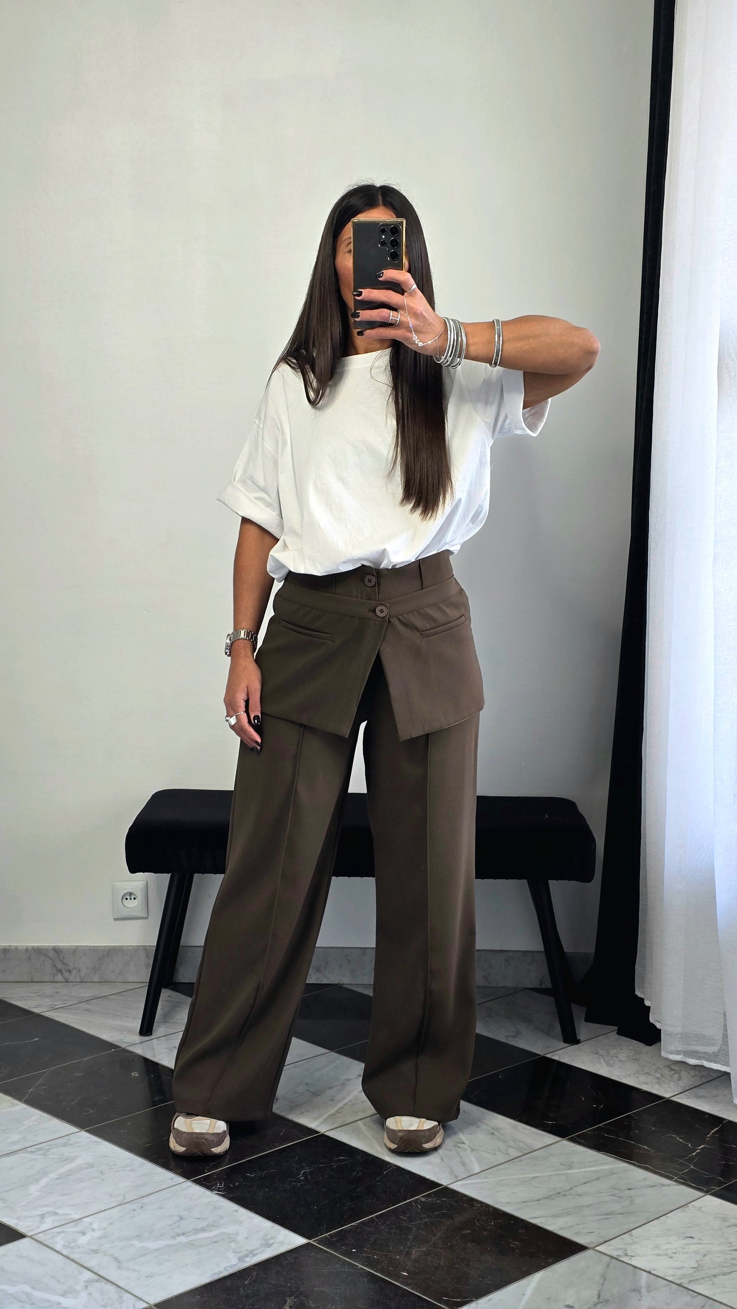 Pantalon tablier marron – coupe tailoring & détail couture