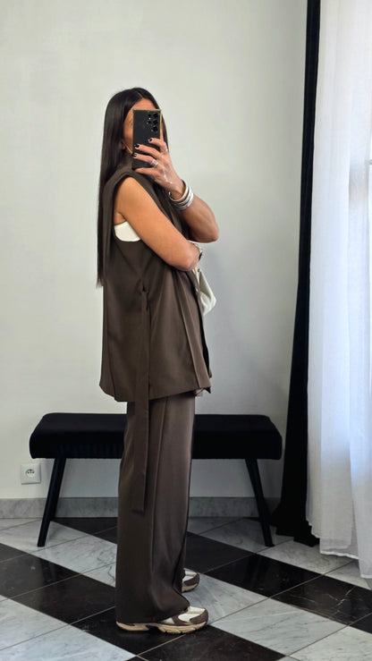 Veste sans manches marron – coupe tailoring & détail ceinture