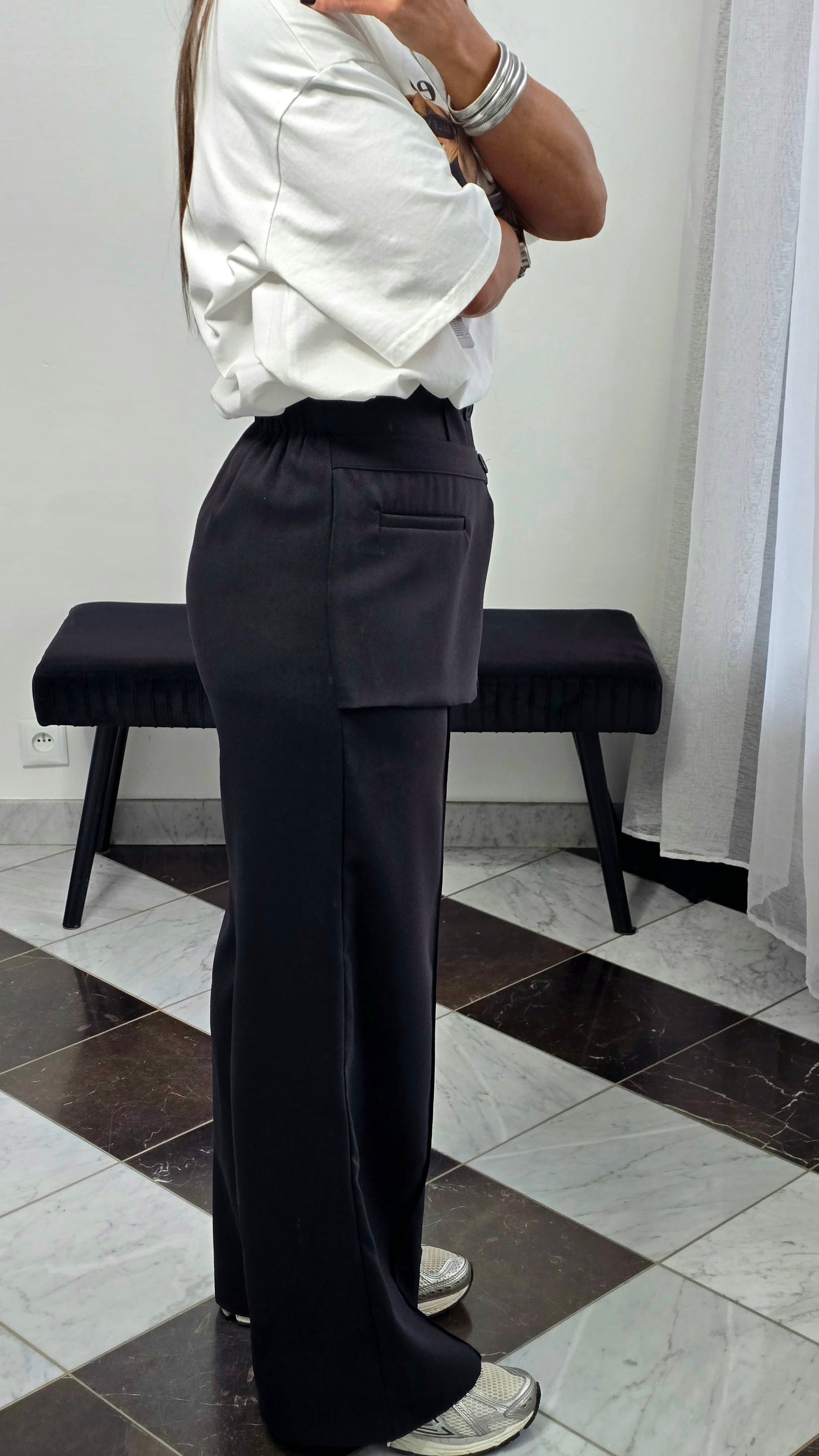 Pantalon tablier noir – coupe tailoring & détail couture