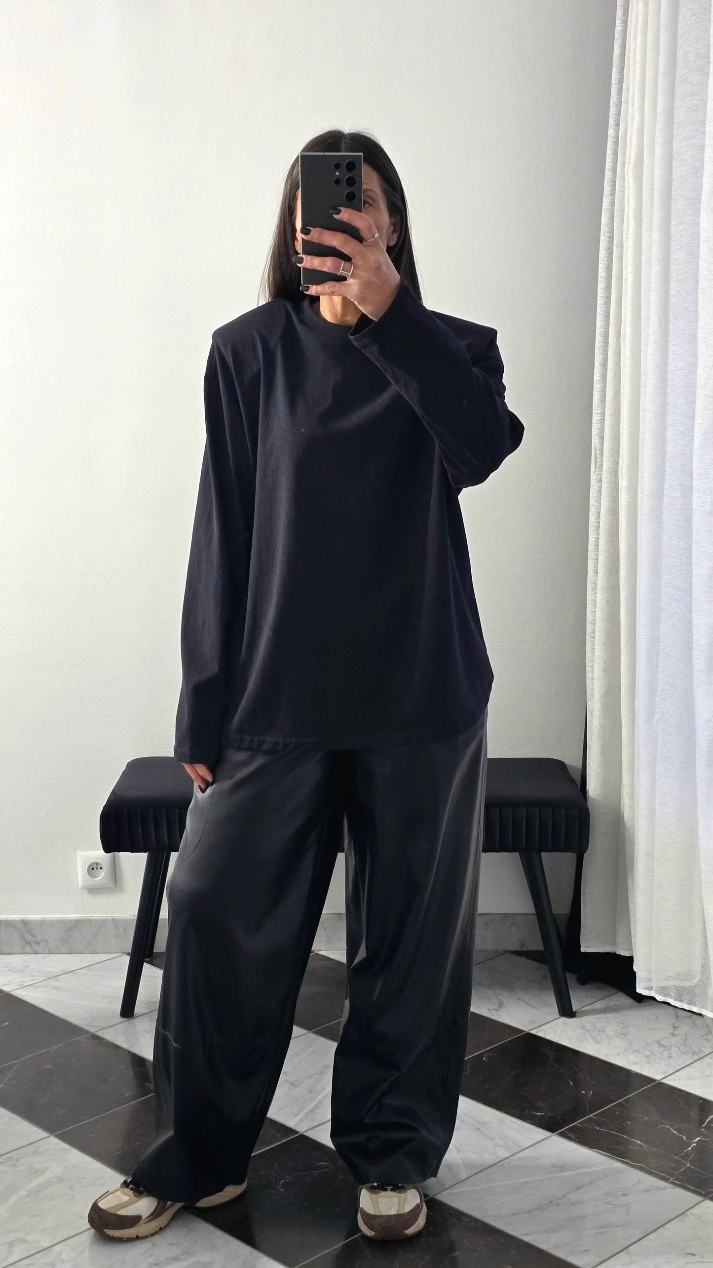 T-shirt structuré en coton noir à épaulettes