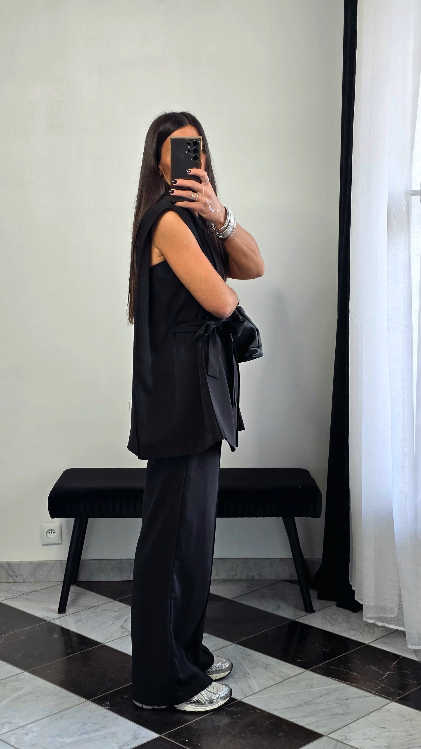 Veste sans manches ceinturée noire – effet cape & épaulettes subtiles