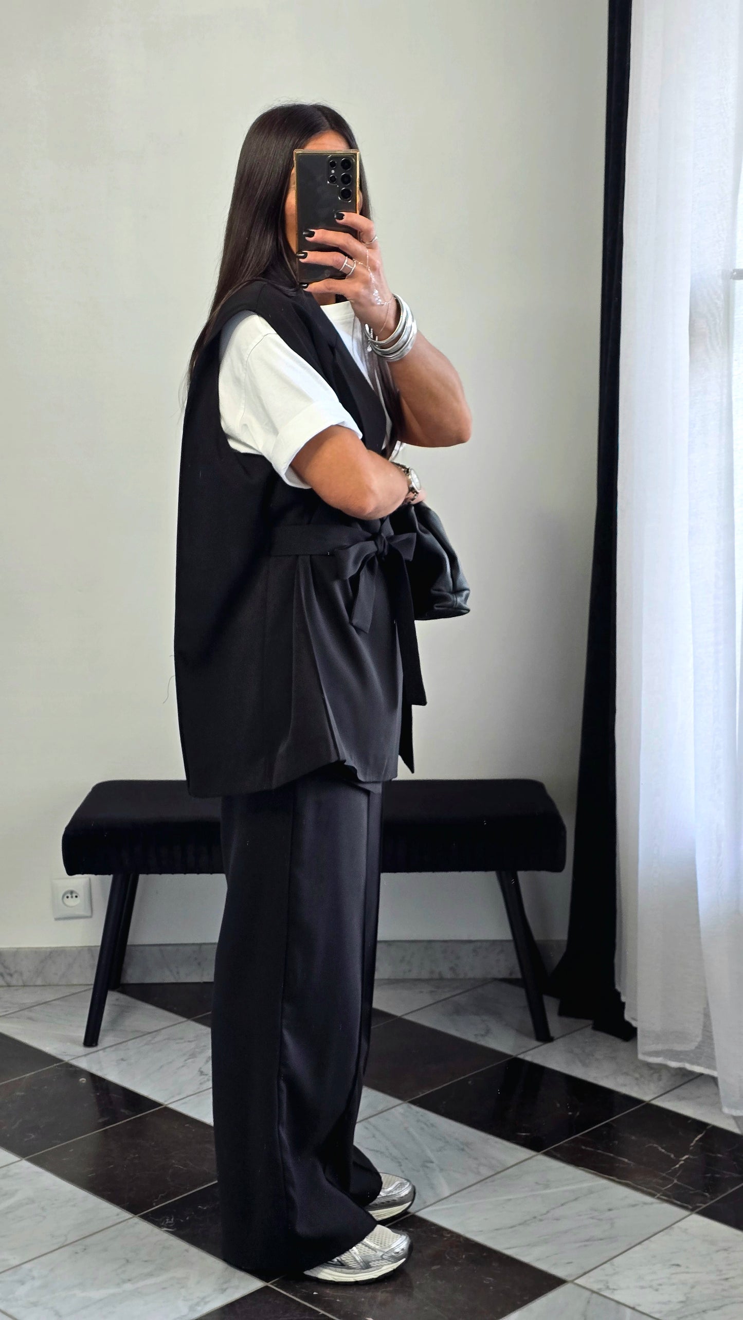 Veste sans manches ceinturée noire – effet cape & épaulettes subtiles