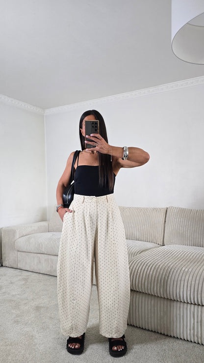 Pantalon écru à pois coupe balloon en coton – style chic & minimaliste