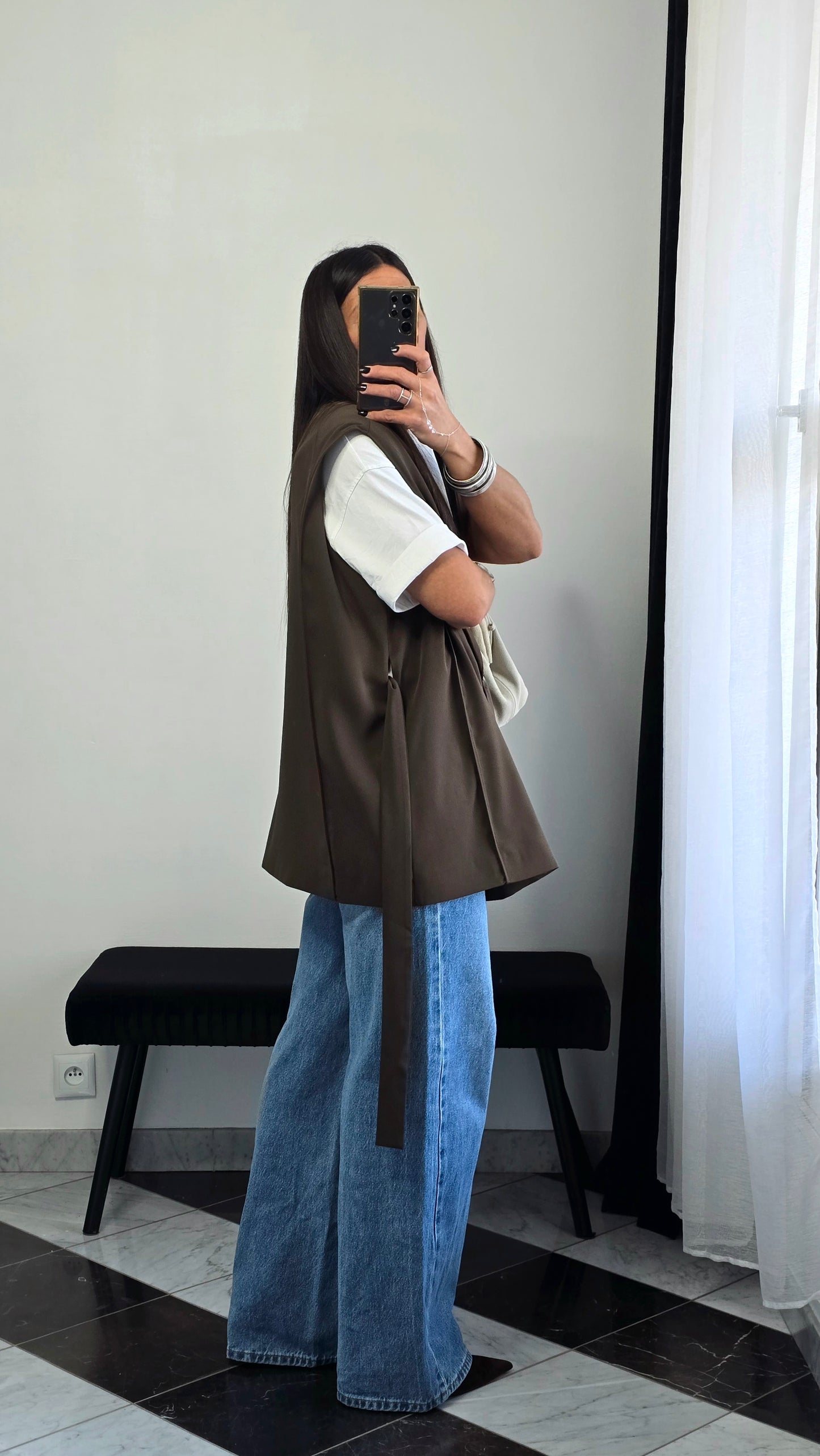 Veste sans manches marron – coupe tailoring & détail ceinture