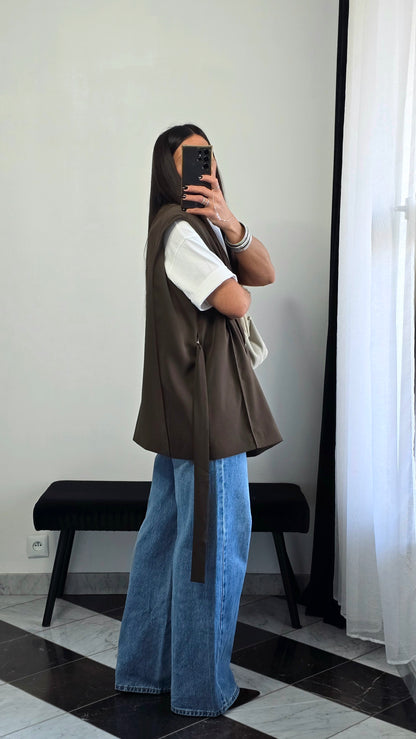 Veste sans manches marron – coupe tailoring & détail ceinture