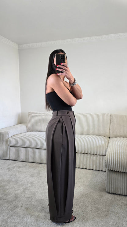 Pantalon wide leg marron taille haute – tailoring fluide structuré