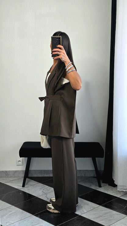 Pantalon tablier marron – coupe tailoring & détail couture