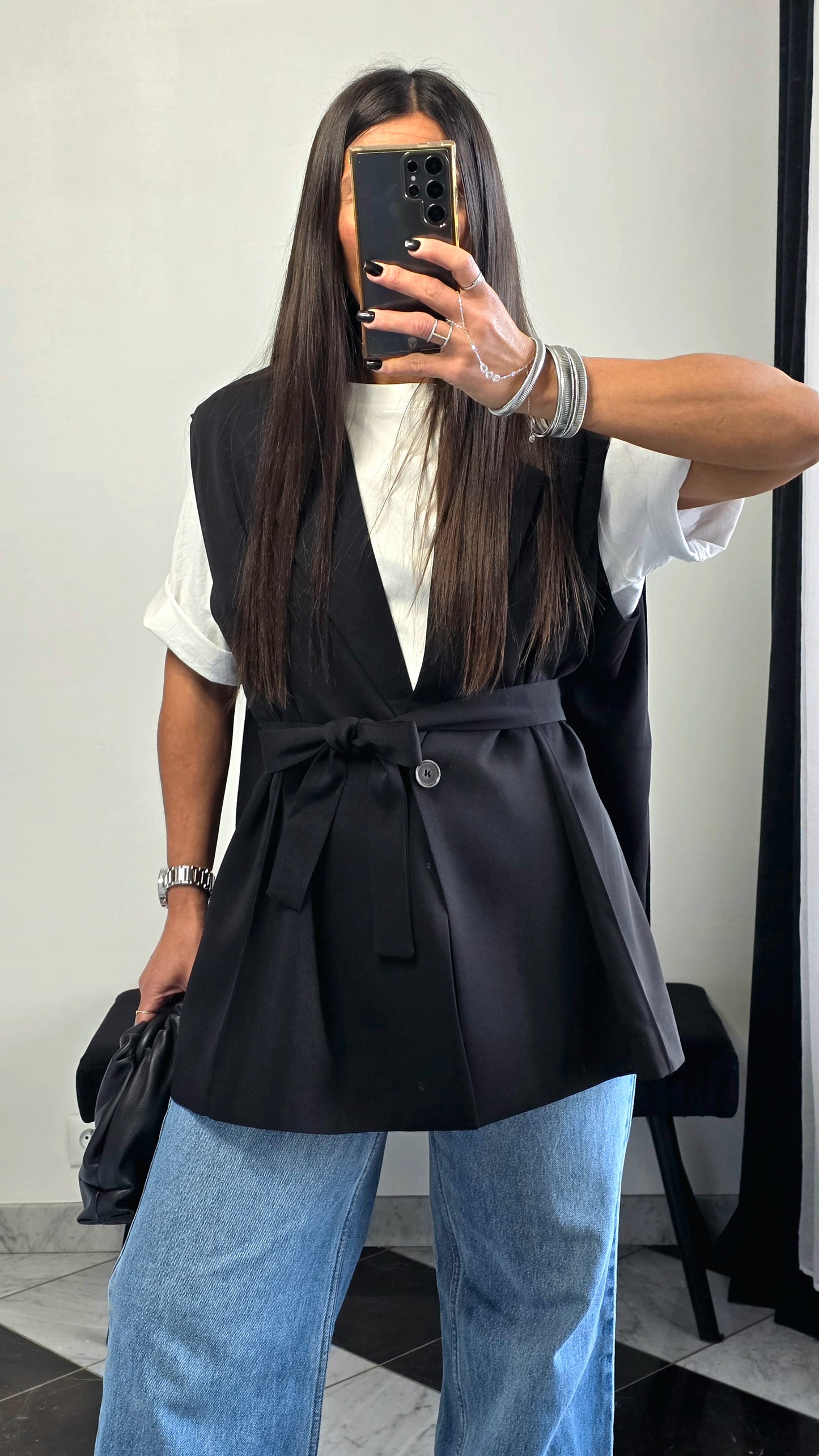 Veste sans manches ceinturée noire – effet cape & épaulettes subtiles