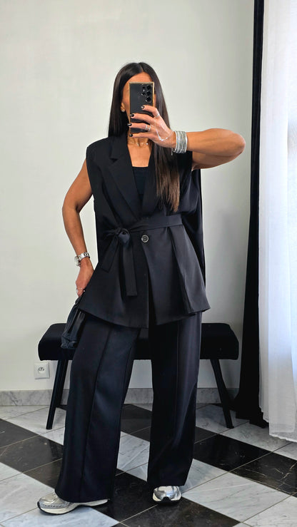 Veste sans manches ceinturée noire – effet cape & épaulettes subtiles