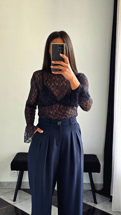 Haut en Dentelle à Col Cheminée – Bleu Marine Profond