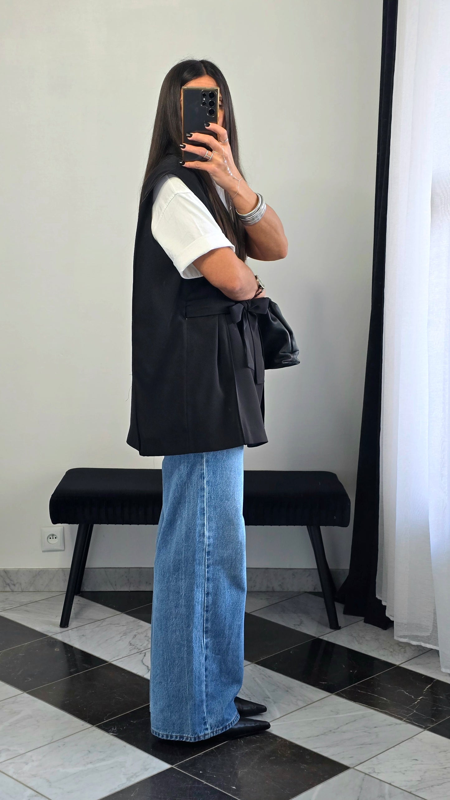 Veste sans manches ceinturée noire – effet cape & épaulettes subtiles