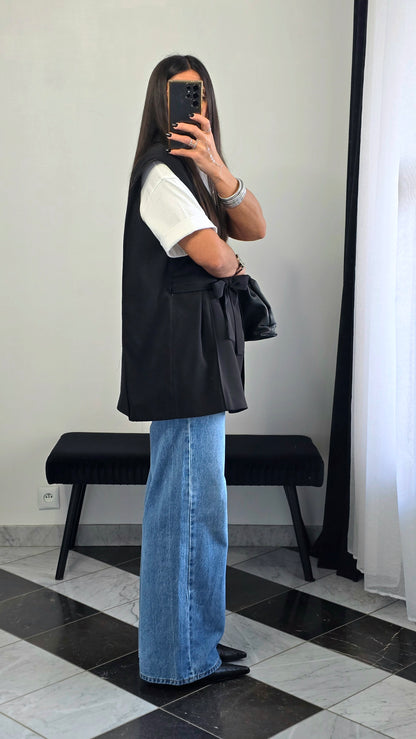 Veste sans manches ceinturée noire – effet cape & épaulettes subtiles