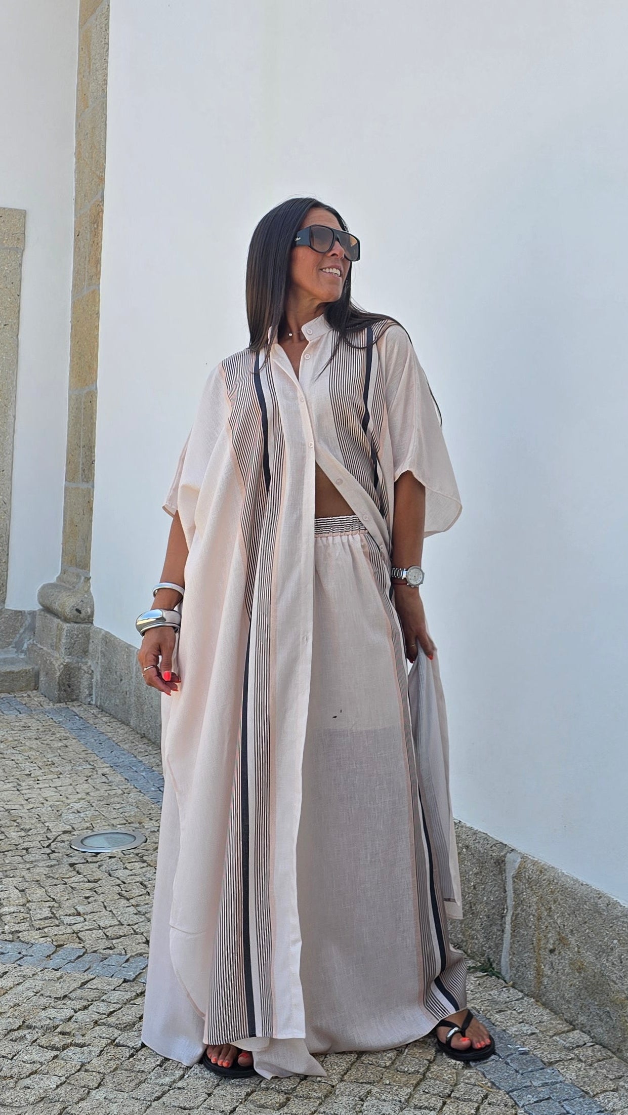 Ensemble fluide beige rosé à rayures – silhouette resort chic