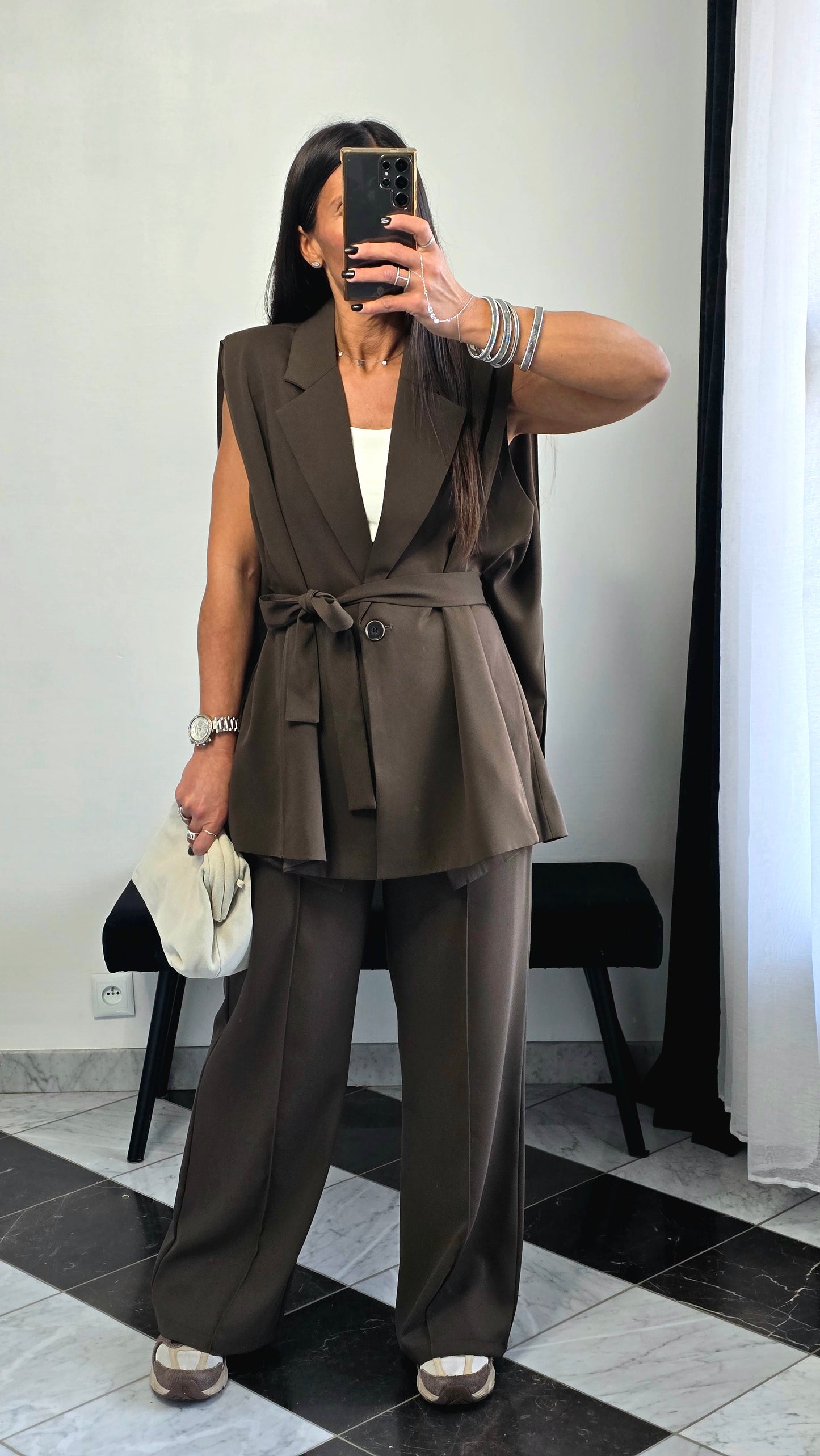 Pantalon tablier marron – coupe tailoring & détail couture