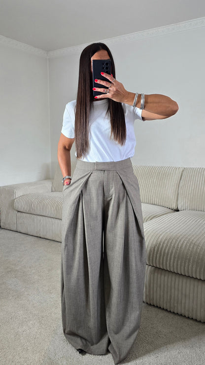 Pantalon tailleur large à plis taupe